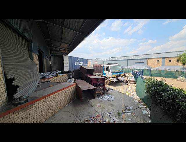 3,100M² WAREHOUSE FOR SALE IN JET PARK